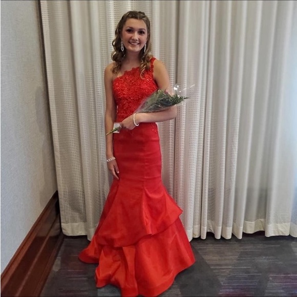 Red mermaid style dress with small train - Picture 1 of 2